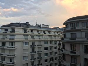 a large white building with a rooftop at Appartement refait à neuf à Annecy in Annecy +9 photos