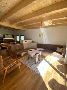 ein Wohnzimmer mit einem Sofa und einem Tisch in der Unterkunft Gästehaus Waltraud in Längenfeld