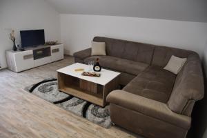 uma sala de estar com um sofá e uma mesa de centro em Apartman Karganovic em Višegrad