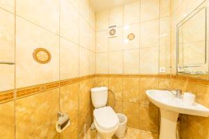 ヴィチャゼヴォにあるTulpan Baza Otdyhaのバスルーム(トイレ、洗面台付)