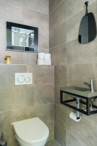 オッテルローにあるVakantiehuisje Spechtのトイレと洗面台付きのバスルーム +24枚の写真