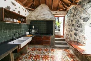 Ett kök eller pentry på Casa 1820 by Rural La Palma