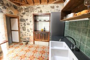 Kuchyňa alebo kuchynka v ubytovaní Casa 1820 by Rural La Palma + 37 fotografií