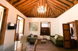 Televízia a/alebo spoločenská miestnosť v ubytovaní Casa 1820 by Rural La Palma