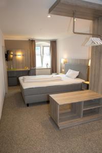 1 dormitorio grande con 2 camas y ventana en Gasthof zur Post, en Riedenburg