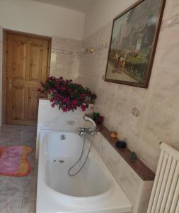 a bathroom with a toilet with a plant on the tank at Casa "Berto e Costantina" in Tregiovo +47 photos