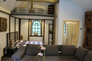 sala de estar con sofá y litera en Ferienpark Leitzingen, en Soltau 86 fotos más