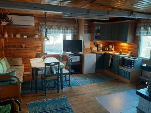 Virtuvė arba virtuvėlė apgyvendinimo įstaigoje Puolukkamaan Pirtit Cottages