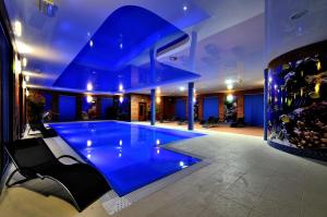 科寧的住宿－HOTEL NIAGARA，蓝色灯光的房子里的一个大型游泳池