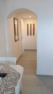 ヴェリコ・タルノヴォにあるGuest House Harmonyのベッド付きの部屋、2つのドアがある廊下