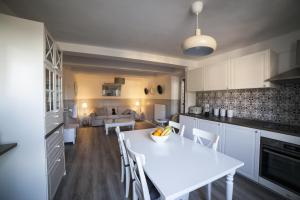 Virtuvė arba virtuvėlė apgyvendinimo įstaigoje Casa Luna - Private Cottage -Exclusive Private Garden