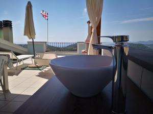 La salle de bains est pourvue d'un lavabo sur le balcon. dans l'établissement Appartamento Belvedere Sassos P 3267, à Tresnuraghes