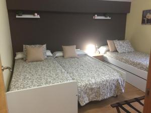 Ένα ή περισσότερα κρεβάτια σε δωμάτιο στο Apartamentos Turísticos Clavero 2