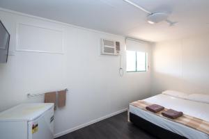 Postel nebo postele na pokoji v ubytování STORK RD BUDGET ROOMS - PRIVATE ROOMS WITH SHARED BATHROOMS access to POOL