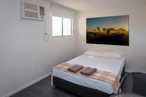 Postel nebo postele na pokoji v ubytování STORK RD BUDGET ROOMS - PRIVATE ROOMS WITH SHARED BATHROOMS access to POOL