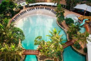 widok na basen ze zjeżdżalnią wodną w obiekcie Mantra Crown Towers w mieście Gold Coast