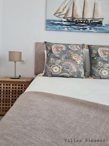 sypialnia z łóżkiem i obrazem żaglówki w obiekcie Adeje Penthouse by Villas Rinamar w Adeje