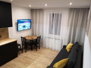 Televízia a/alebo spoločenská miestnosť v ubytovaní Apartament Izerski Raj