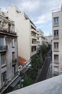 widok na ulicę miejską z budynkami w obiekcie Polytimon, an Athenian neoclassical apartment w Atenach