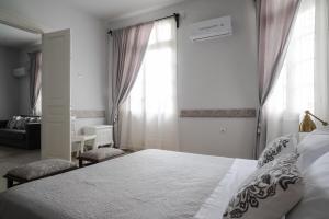 Postel nebo postele na pokoji v ubytování Polytimon, an Athenian neoclassical apartment