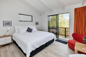 Letto o letti in una camera di Lofty Te Haumi - Paihia Holiday Home