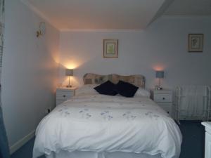 A bed or beds in a room at Dalbeattie Guest House 