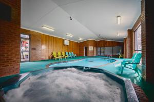 Best Westlander Motor Inn في هورشام: غرفة مع حوض استحمام ساخن في الوسط