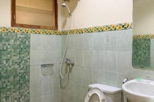 Un baño con ducha, inodoro y lavabo. en Kemang Place near Lippo Mall Kemang Mitra RedDoorz, en Yakarta