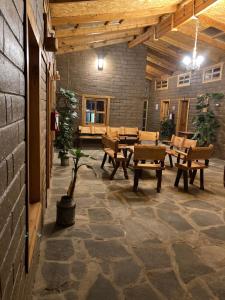 un patio avec des tables et des bancs dans un bâtiment dans l'établissement Hotel Finca Belén, à Tlaxco de Morelos