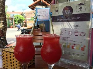 two drinks in wine glasses sitting on a table at JAMERIK TACO BAR - Hostel in Ninh Binh
