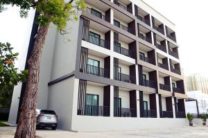 a building with a car parked in front of it at Re Riva in Ban Bang Bamru
