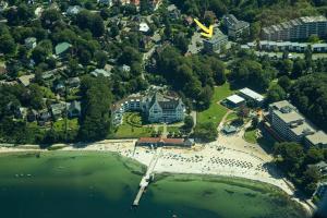 an aerial view of a house with a beach and water at Ferienwohnung Sandwig in Glücksburg