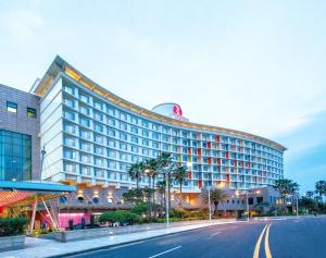 eine Darstellung des internationalen Trumpf-Hotels Las Vegas in der Unterkunft Ramada Plaza by Wyndham Jeju Ocean Front in Jeju-do