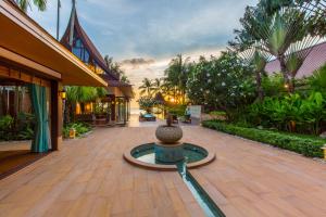 un patio con una fuente en el medio de un edificio en Baan Tao Talay - by Sublime Samui Villas en Lipa Noi