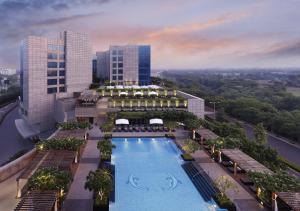 Bazén v ubytování The Leela Ambience Gurugram Hotel & Residences - The Luxury Urban Sanctuary nebo v jeho okolí