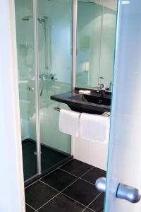 A bathroom at Escale Oceania Rennes Cap Malo