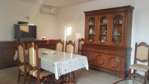 une salle à manger avec une table et une télévision dans l'établissement Casa vacanza fronte mare, à Capilungo