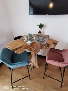 a dining room table with a tree stump table and two chairs at La Tour notre Dame in Boulogne-sur-Mer