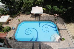 an overhead view of a blue swimming pool at Hotel Hillock in Mount Ābu
