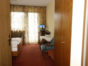 TV a/nebo společenská místnost v ubytování Hotel Bären Garni + 3 fotografie