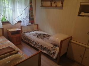 mały pokój z łóżkiem i oknem w obiekcie Retro Zakątek w mieście Choczewo
