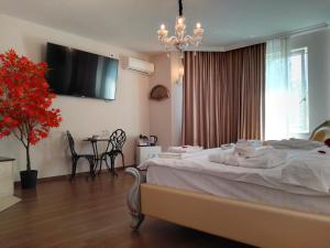 勒什諾夫的住宿－Casa Maria Roses，卧室配有一张大床,墙上配有电视