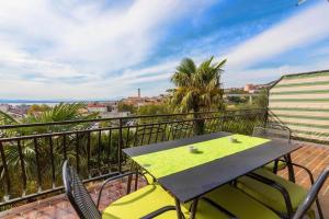 d'une terrasse avec une table et des chaises sur un balcon. dans l'établissement Apartments Gorana, à Crikvenica