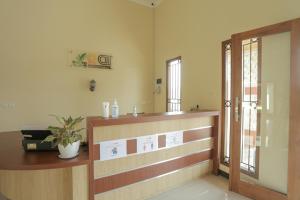 Vonios kambarys apgyvendinimo įstaigoje IDR Green Guest House Syariah Mitra RedDoorz