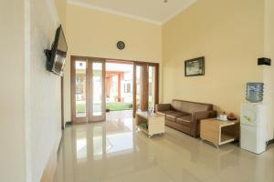 TV a/nebo společenská místnost v ubytování IDR Green Guest House Syariah Mitra RedDoorz