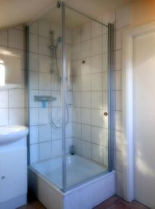 Kylpyhuone majoituspaikassa Ferienwohnung Moosdorf