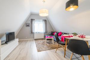 Televízia a/alebo spoločenská miestnosť v ubytovaní ApartamentyGdanske EU - Golden