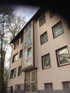 um edifício com janelas do lado em Uni Essen em Essen