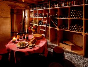 einen Tisch mit einem Teller mit Speisen und Weinflaschen in der Unterkunft Hotel Beausite in Interlaken