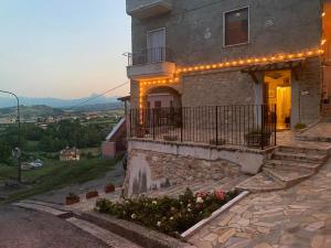 una casa con balcón con luces encendidas en Borgo Case Lucidi relax, en Torano Nuovo